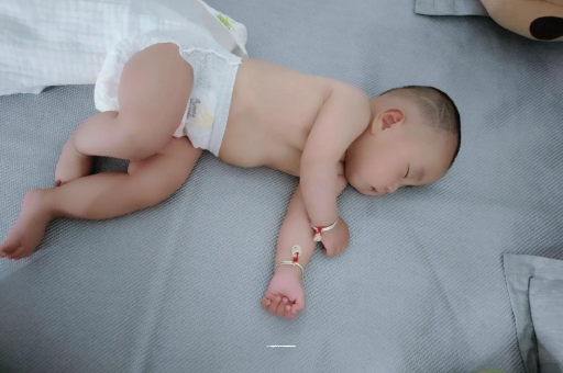营口宝宝拍嗝的正确方法